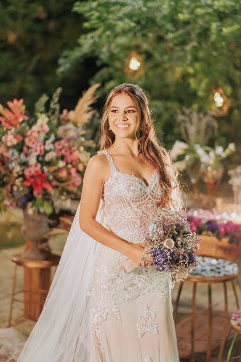 fotos noiva na mesa do bolo'