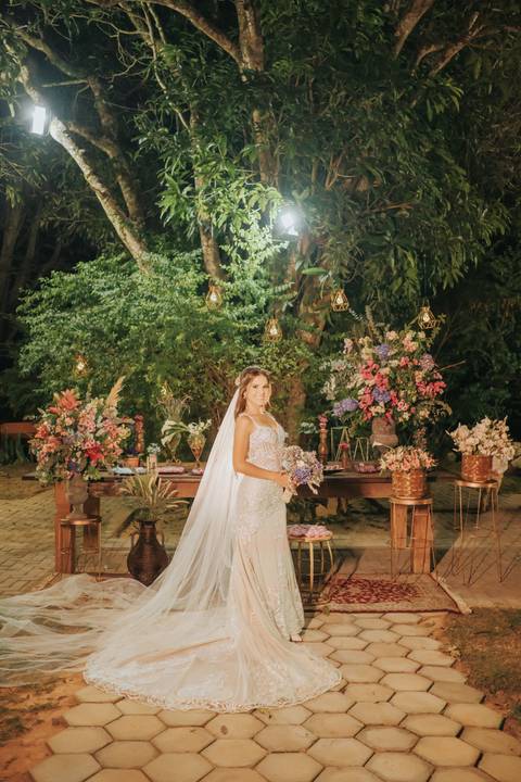 fotos noiva na mesa do bolo'