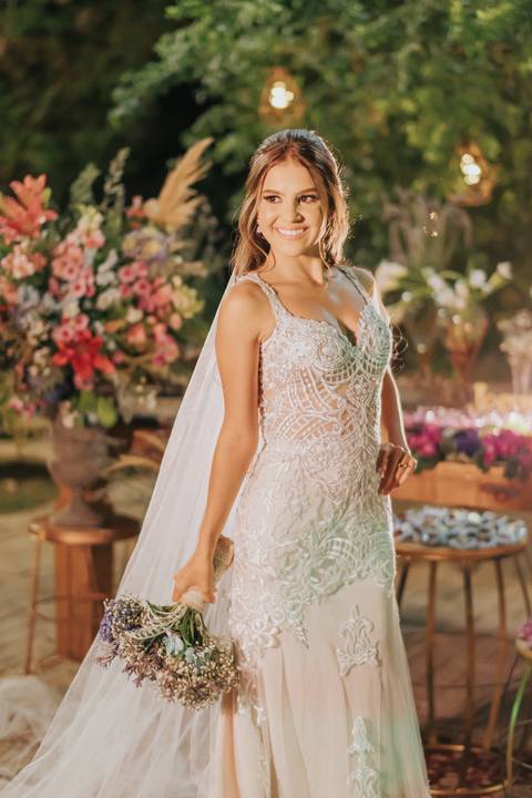 fotos noiva na mesa do bolo'