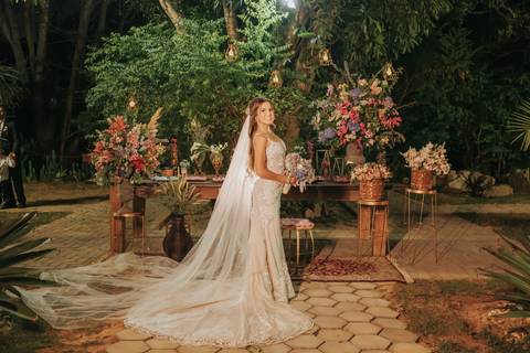 fotos noiva na mesa do bolo'