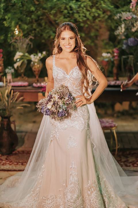 fotos noiva na mesa do bolo'