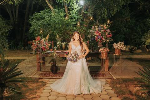 fotos noiva na mesa do bolo'