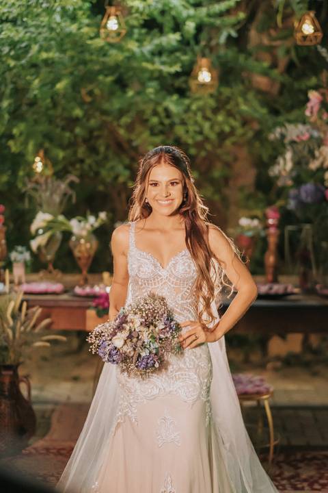 fotos noiva na mesa do bolo'