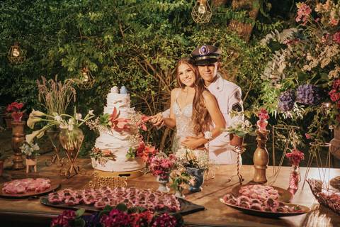 fotos noiva na mesa do bolo'