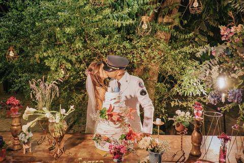 fotos noiva na mesa do bolo'