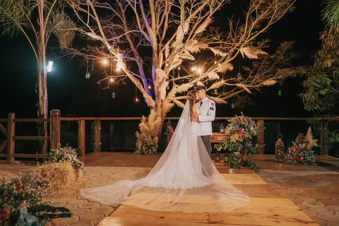 fotos dos noivos decoração russtica na arvore a noite'