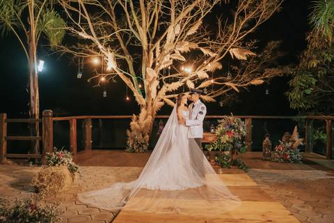 fotos dos noivos decoração russtica na arvore a noite'