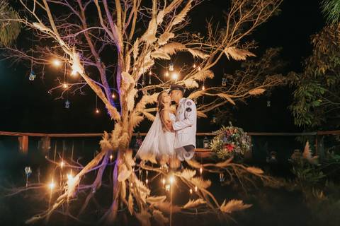fotos dos noivos decoração russtica na arvore a noite'