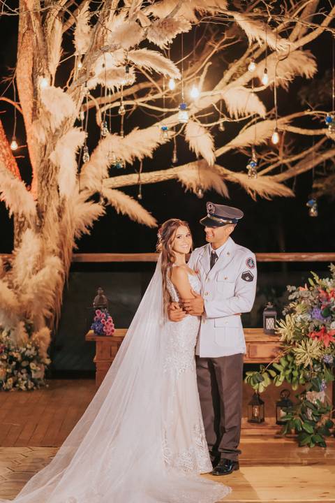 fotos dos noivos decoração russtica na arvore a noite'