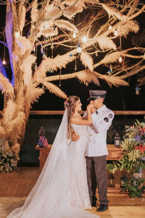 fotos dos noivos decoração russtica na arvore a noite'