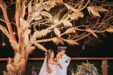 fotos dos noivos decoração russtica na arvore a noite'