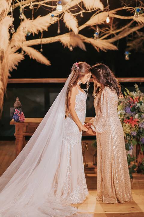 fotos dos noivos decoração russtica na arvore a noite'