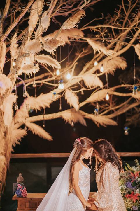 fotos dos noivos decoração russtica na arvore a noite'