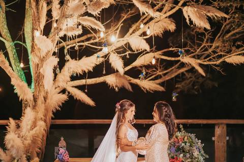 fotos dos noivos decoração russtica na arvore a noite'