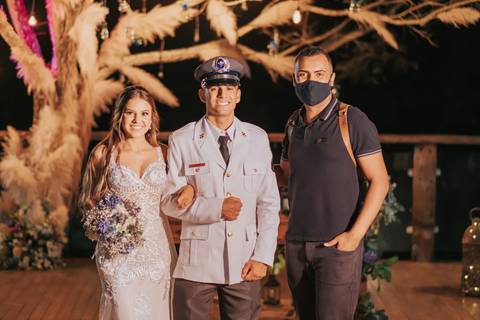 fotos dos noivos decoração russtica na arvore a noite'