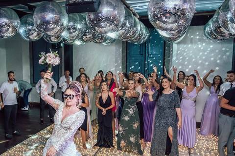 NOIVA JOGANDO BUQUE CASAMENTO BH'