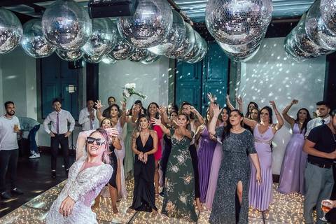 NOIVA JOGANDO BUQUE CASAMENTO BH'