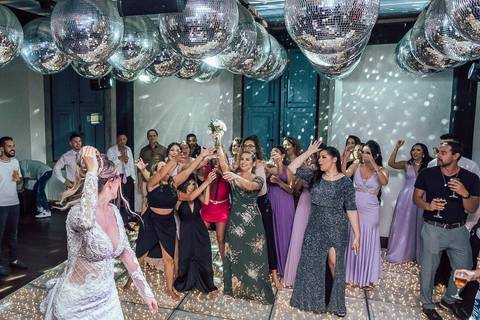 NOIVA JOGANDO BUQUE CASAMENTO BH'