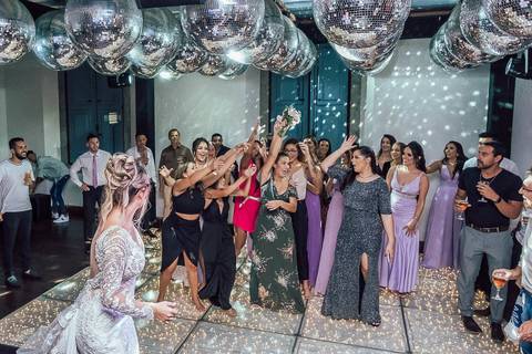 NOIVA JOGANDO BUQUE CASAMENTO BH'
