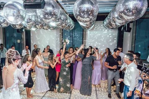 NOIVA JOGANDO BUQUE CASAMENTO BH'