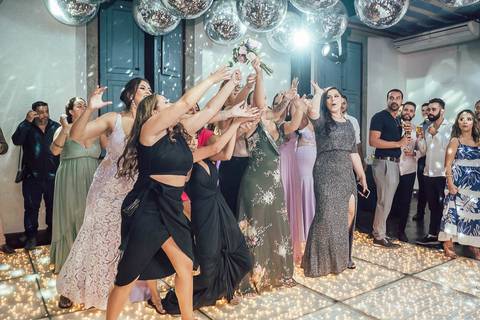 NOIVA JOGANDO BUQUE CASAMENTO BH'