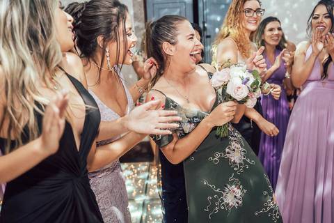 NOIVA JOGANDO BUQUE CASAMENTO BH'