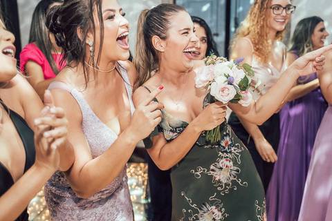 NOIVA JOGANDO BUQUE CASAMENTO BH'