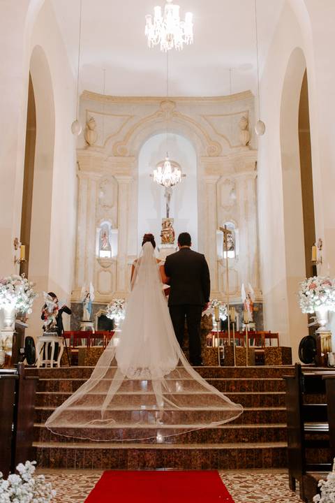 noivos no altar da igreja'