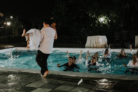 noivos na piscina'