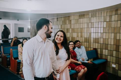 casal se olhando no altar'