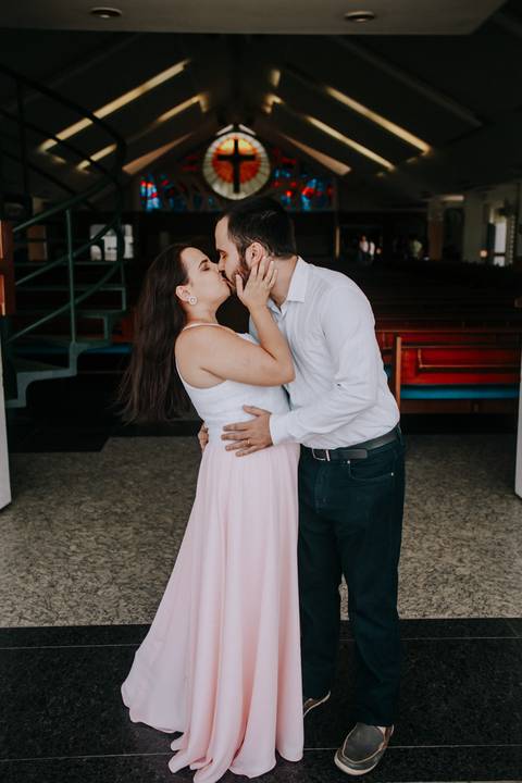 casal em frente a igreja'