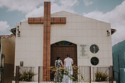 noiva e mãe da noiva na entrada da igreja'