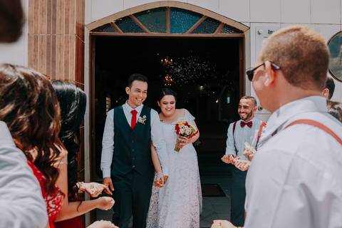 casal saindo da igreja'