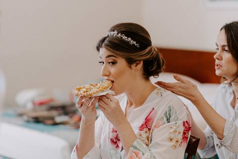 Making of noiva comendo pizza enquanto se arruma'