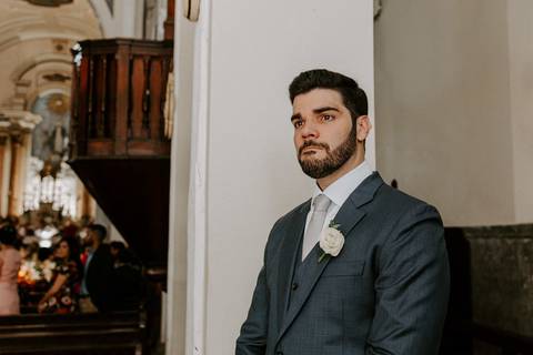 noivo emocionado chorando no altar'