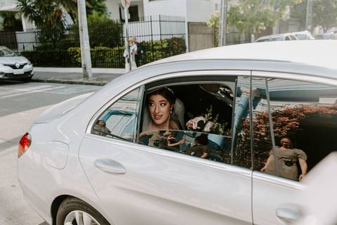 noiva chegando no carro'
