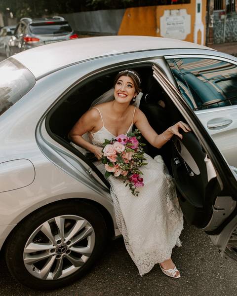 Noiva descendo do carro'