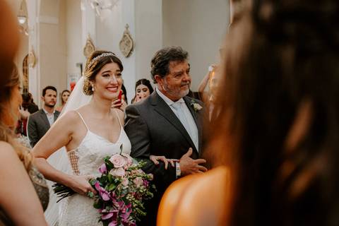 Noiva com o pai indo para o altar'