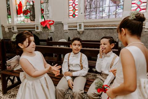 crianças brincando durante a cerimonia de casamento'