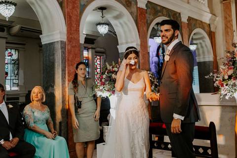 noivos emocionados no altar'
