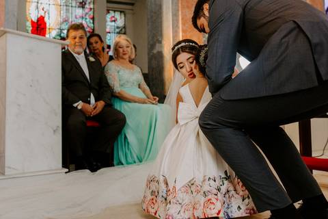 noiva beijando daminha no altar'