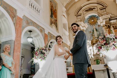 noivos felizes no altar'