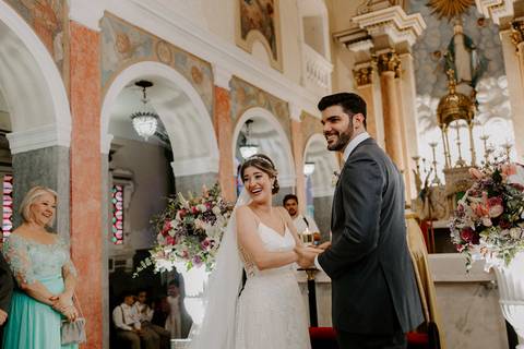 casal no altar sorrindo'