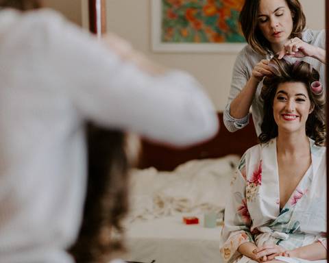Making of noiva arrumando o cabelo'