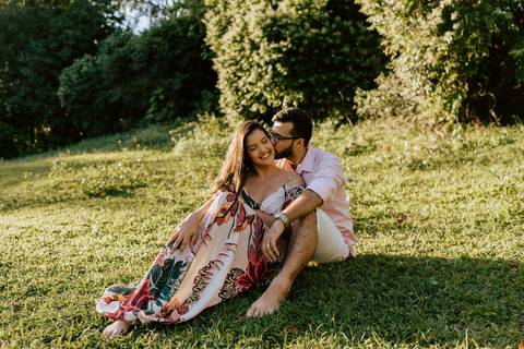 Inspiração Ensaio Casal Pré wedding no campo; Casal sentado na grama'