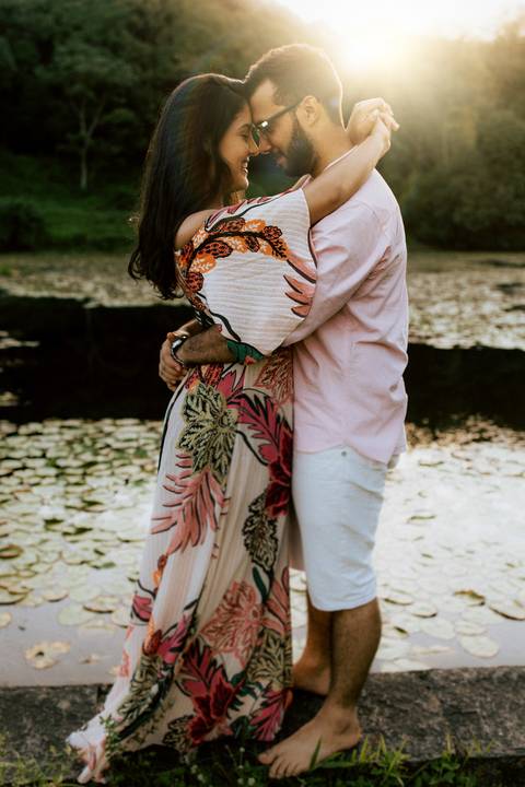 Inspiração Ensaio Casal Pré wedding no campo; casal beijando no lago'