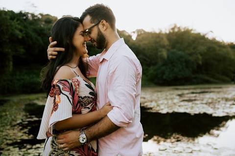 Inspiração Ensaio Casal Pré wedding no campo; casal sorrindo'