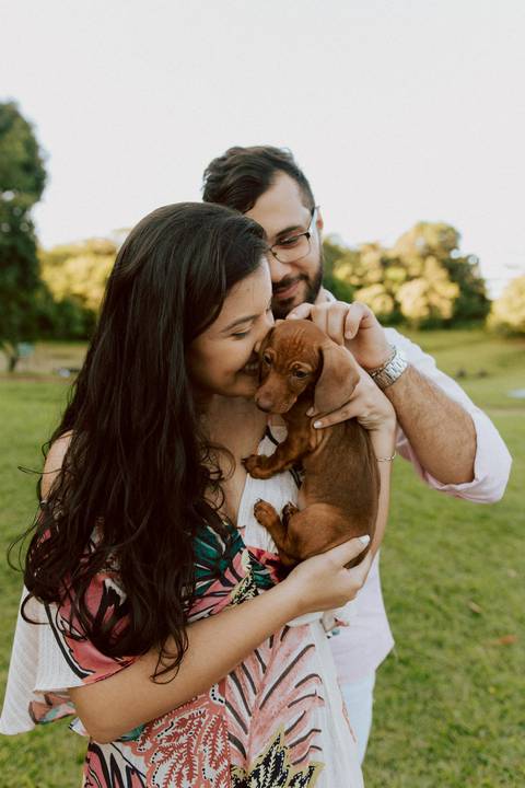 Inspiração Ensaio Casal Pré wedding no campo; casal com cachorrinho'