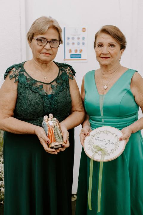 avós dos noivos levando as alianças'