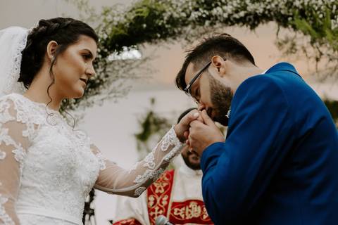 noivo beijando a mão da noiva'